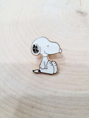 2/$20 Brand New Peanuts Snoopy Sitting Pin Brooch